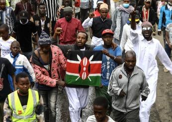 Kenya, proseguono le proteste dopo il ritiro della legge finanziaria: “Il presidente Ruto deve andarsene” | VIDEO