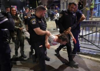 Proteste contro Netanyahu in Israele, manifestazioni nella notte di fronte alla casa del premier. Cosa è successo? | FOTO E VIDEO