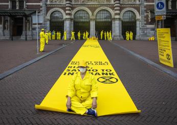 Amsterdam, perché gli attivisti di Extinction Rebellion bloccano l’ingresso del Rijksmuseum? | VIDEO