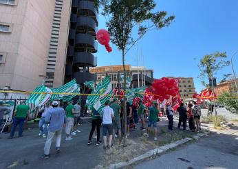 Crisi Nova Euronics, manifestazione dei lavoratori alla Regione Lazio contro i licenziamenti: “L’azienda ci lascia per strada” | VIDEO