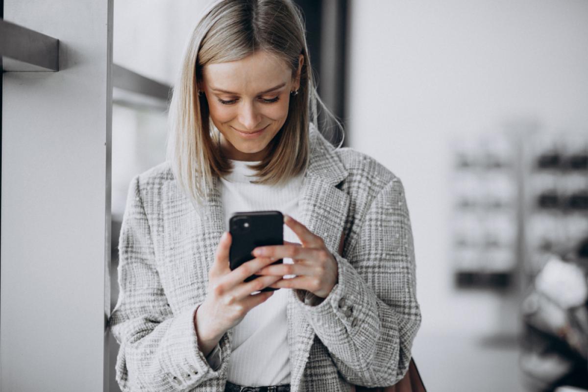 Che cos’è la sindrome del mignolo da smartphone e quali sono le conseguenze a lungo termine?