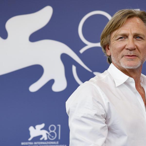 Daniel Craig al Festival di Venezia 2024, come veste oggi? Look irriconoscibile dai film di 007 | VIDEO