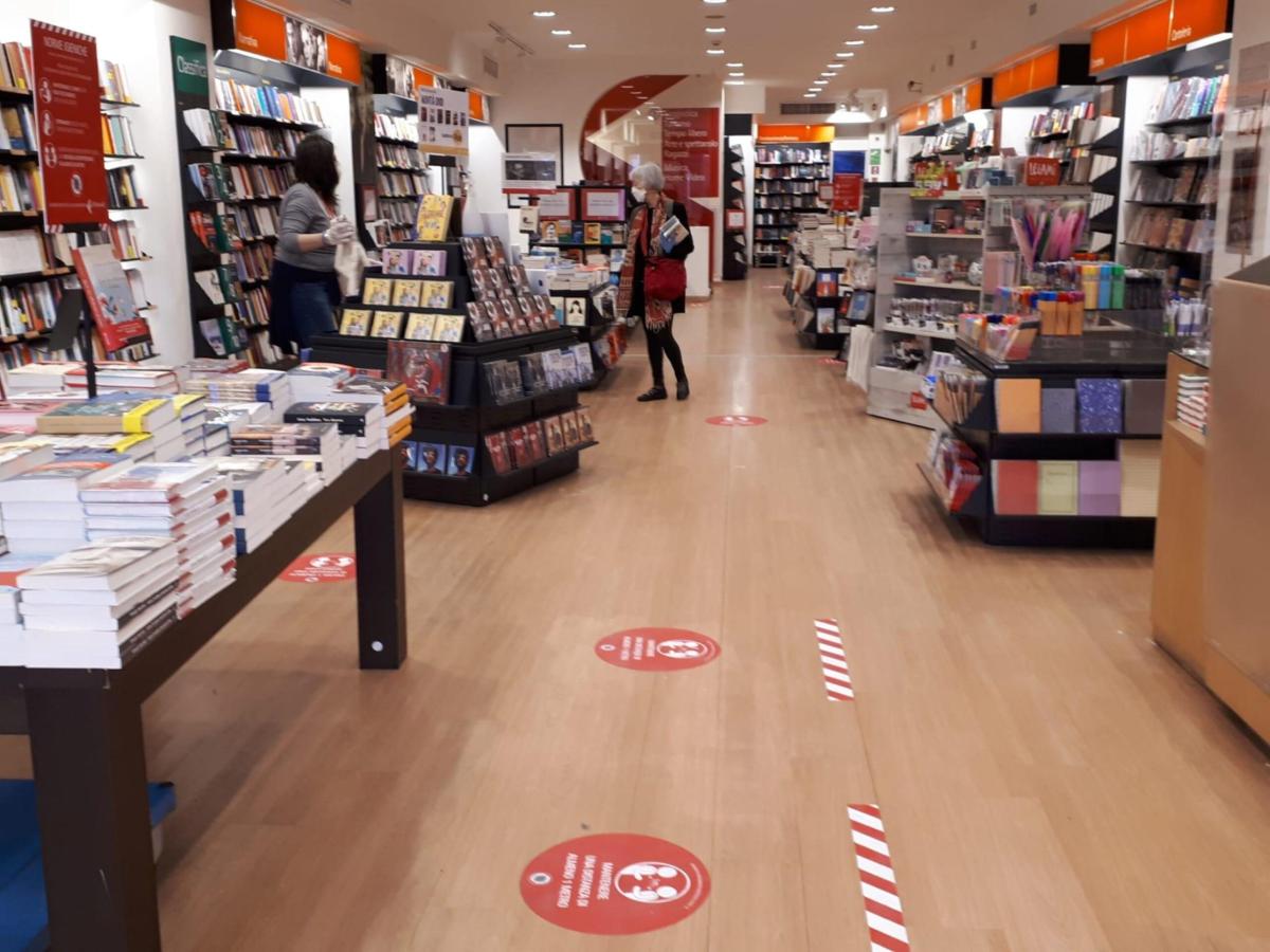 Feltrinelli, dipendenti in agitazione, Fisascat: “Neo assunti discriminati con il salario di ingresso”