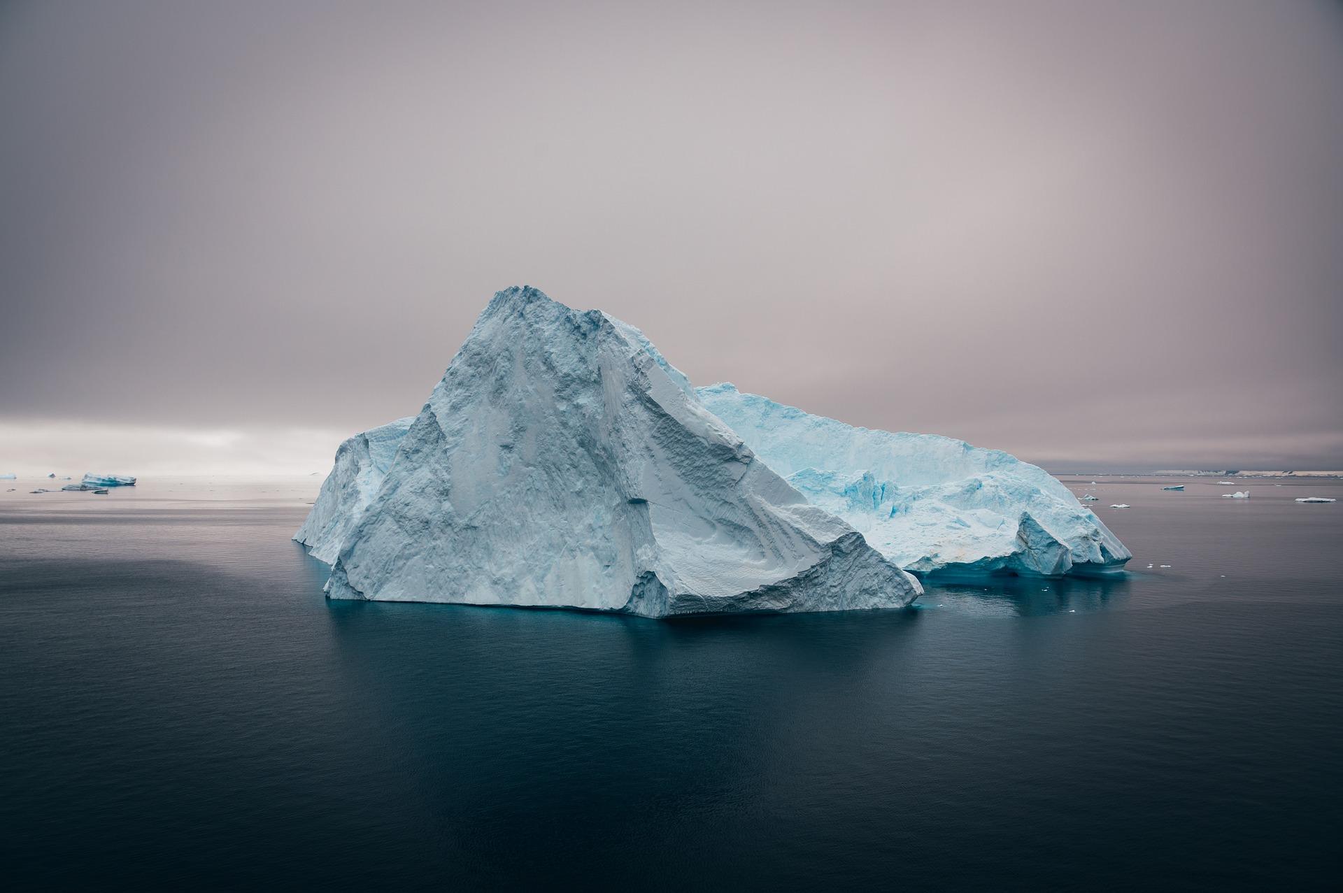 Iceberg dalla forma fallica scoperto in Canada: le immagini fanno il giro del mondo | FOTO