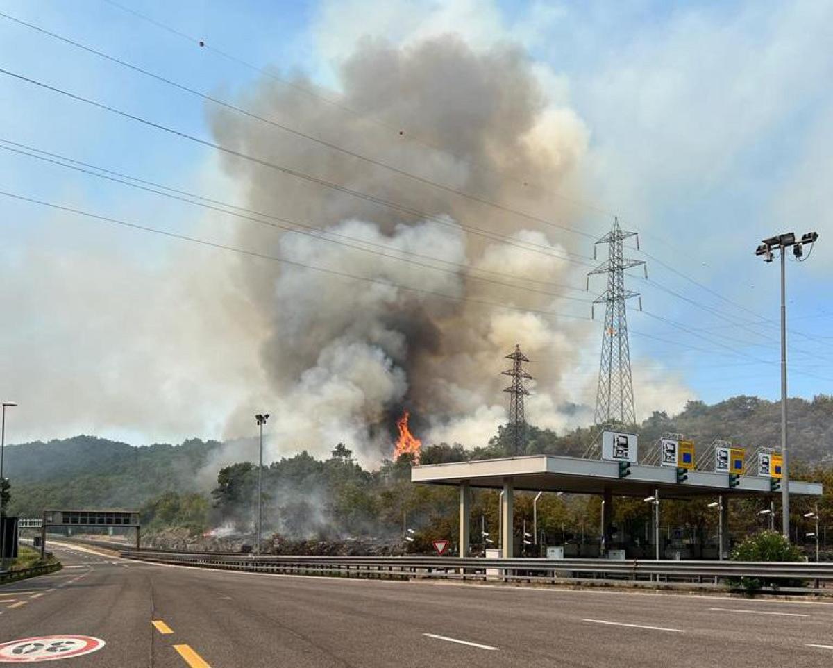 Incendio sul Carso: treni fermi e autostrada chiusa