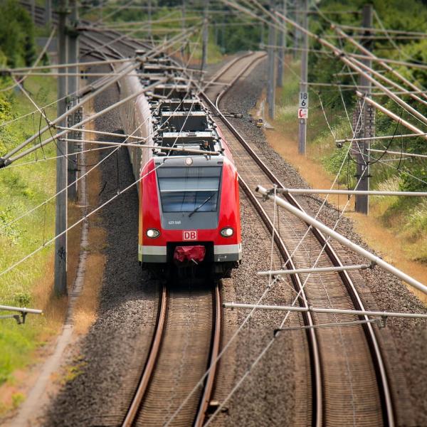 Milano, per un selfie viaggia fuori dal treno in corsa: il folle gesto di un ragazzo alla stazione S. Cristoforo | VIDEO