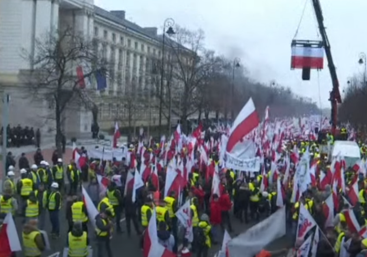 Polonia, continuano le proteste agricoltori: scontri con la polizia a Varsavia