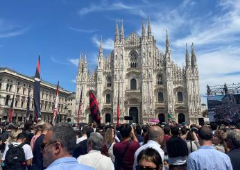 Funerali Berlusconi, piazza Duomo gremita con cori e bandiere