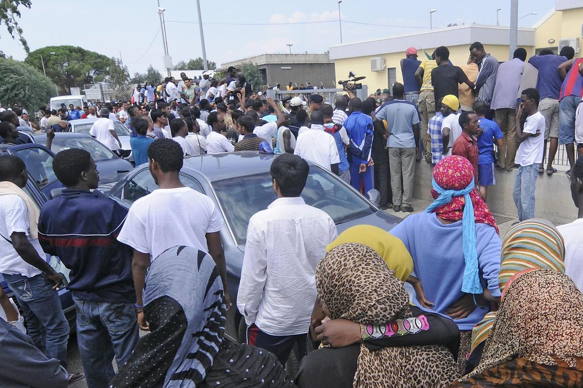 Migranti, centro di accoglienza di Crotone al collasso: “Superata c…