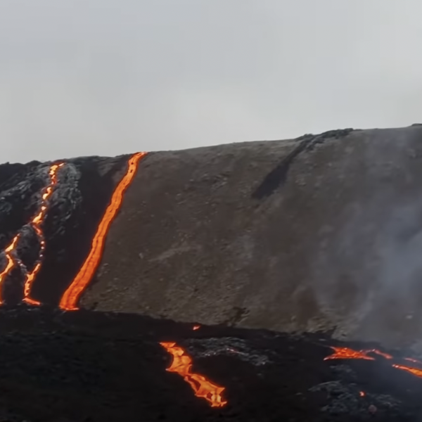 Islanda, evacuata la città di Grindavik: dopo i terremoti si teme eruzione vulcanica