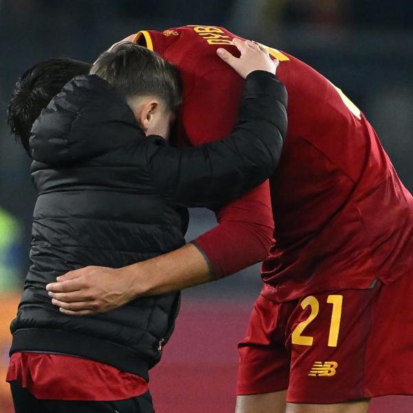 Roma-Genoa, bambino si tuffa in campo e torna con le maglie di Dybala, Ibanez e Belotti