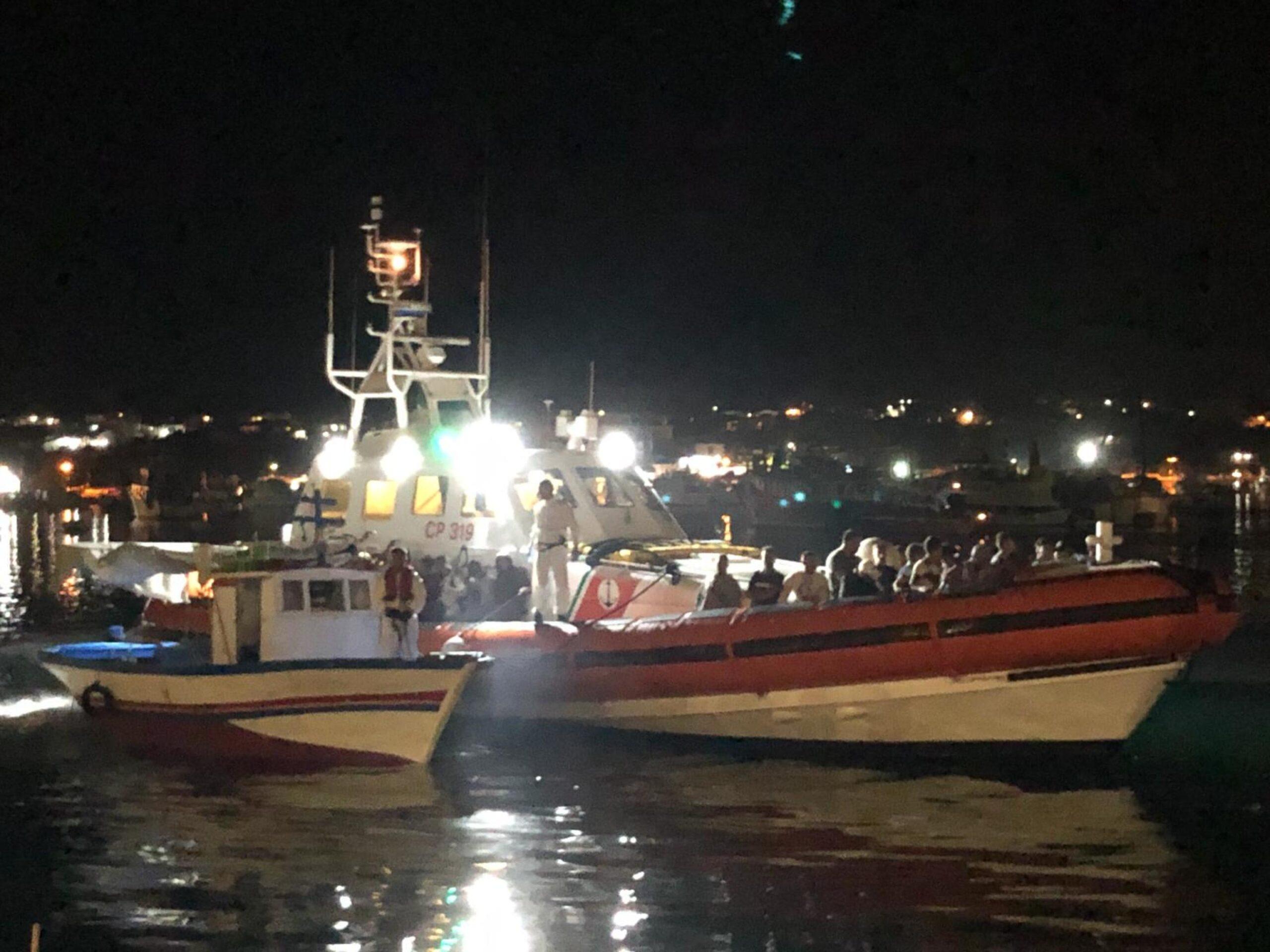 Lampedusa, doppio naufragio di migranti oggi: circa 20 i dispersi