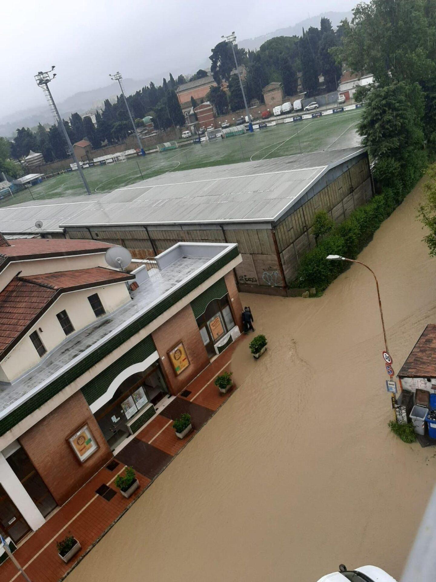 Pesaro, sottopassaggio di Loreto sott’acqua: il Genica esonda| FOTO e VIDEO