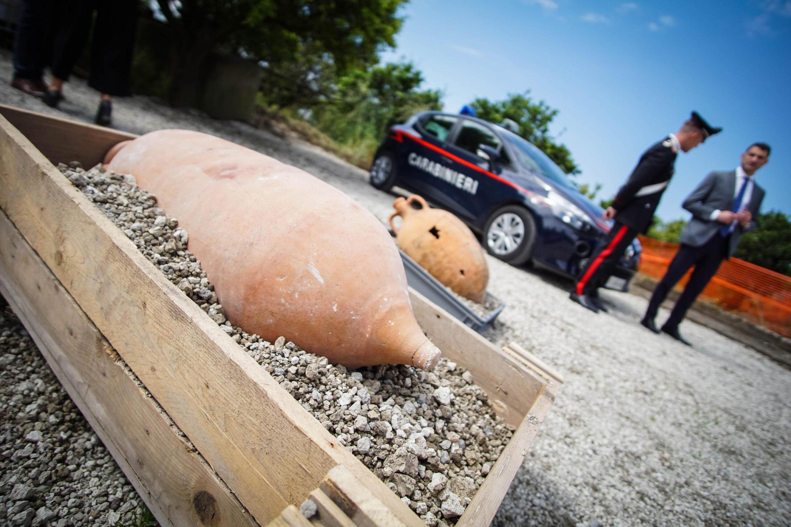 Trani, sgominata rete di tombaroli: trafficavano in reperti archeologici