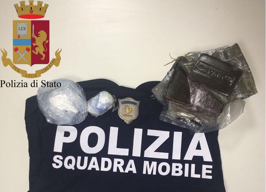 Avellino, donna pusher arrestata: con sé 400 grammi di hashish e 22 di cocaina