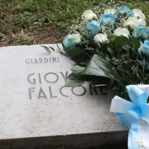 Palermo, boss mafioso festeggia nella chiesa che accoglie le spoglie di Giovanni Falcone. I cittadini: “Grave sfregio alla memoria”