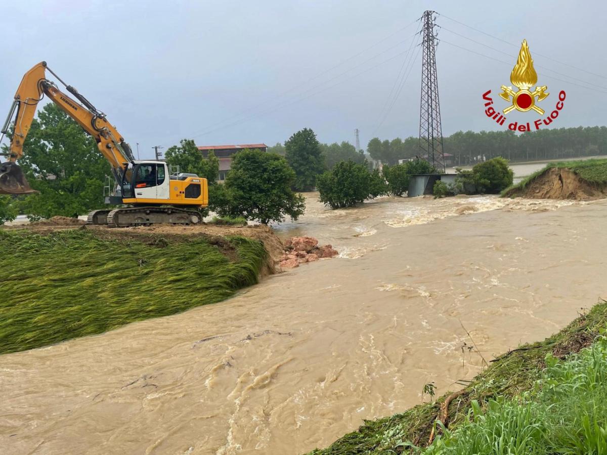 Maltempo, allarme in Veneto per l’esondazione del fiume Muson: allagamenti e famiglie evacuate