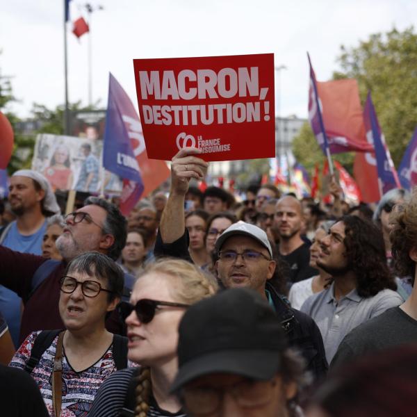 Francia, migliaia di persone manifestano contro Michel Barnier: quali sono i motivi delle proteste? | VIDEO