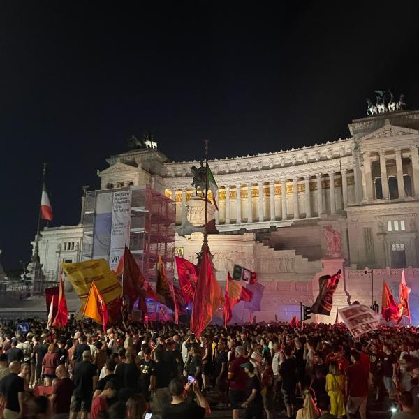 Buon compleanno Roma, 97 anni e non sentirli: oltre 5mila tifosi in centro per festeggiare i colori giallorossi| FOTO e VIDEO