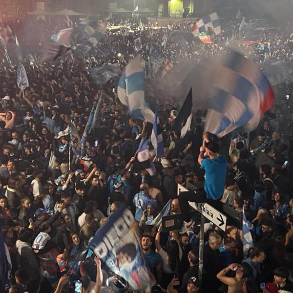 Festeggiamenti scudetto Napoli: Milano invasa dai tifosi impazziti per il terzo tricolore | VIDEO E FOTO