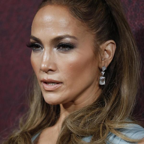 Jennifer Lopez lancia la collezione Intimissimi donna e la Rete impazzisce per il suo fisico