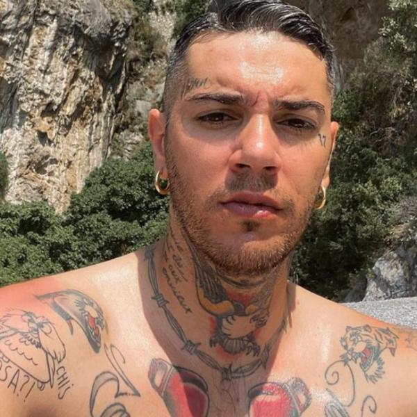 Emis Killa ultime notizie: dal concerto a Campomarino alla furia sui social