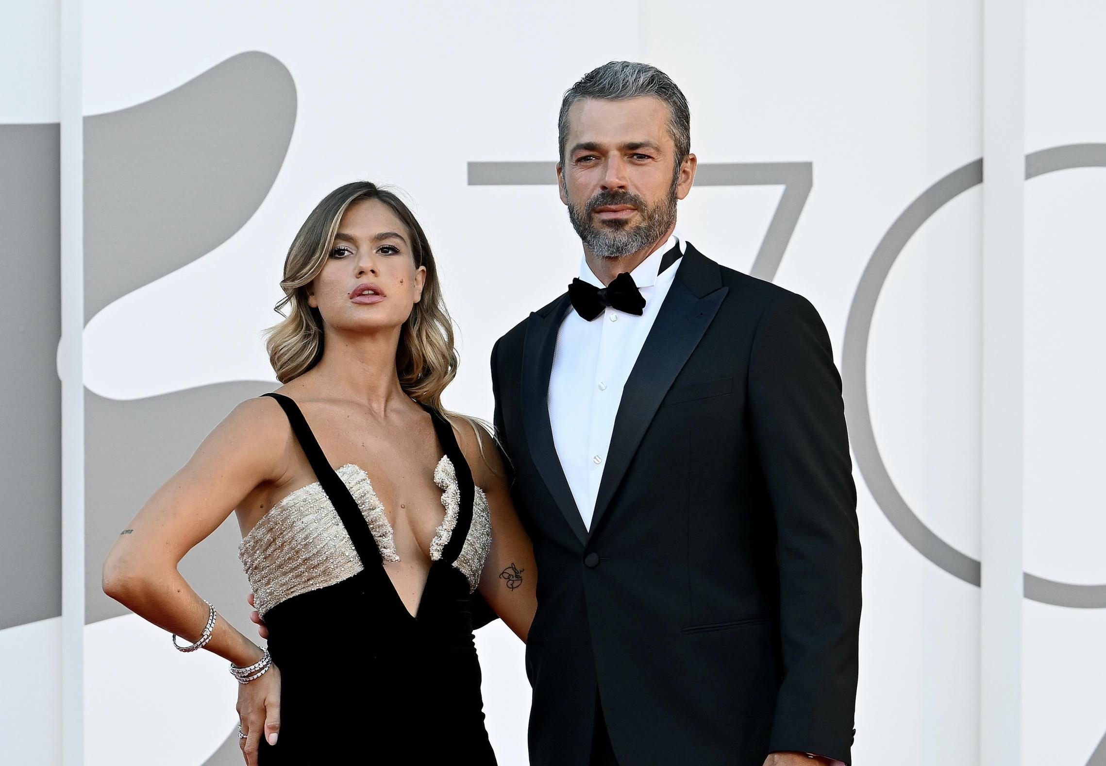 Luca Argentero e Cristina Marino sul red carpet a Venezia 79, prime foto con il “pancino”