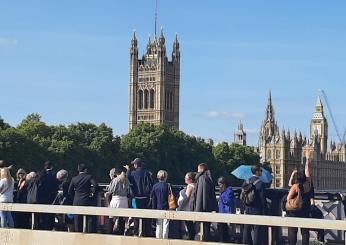 Regina Elisabetta, miglia di britannici in fila per la camera arden…