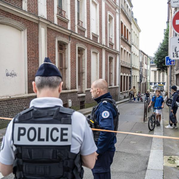 Francia, esplosione davanti alla sinagoga di La Grande-Motte: cosa è successo e i motivi dell’incendio