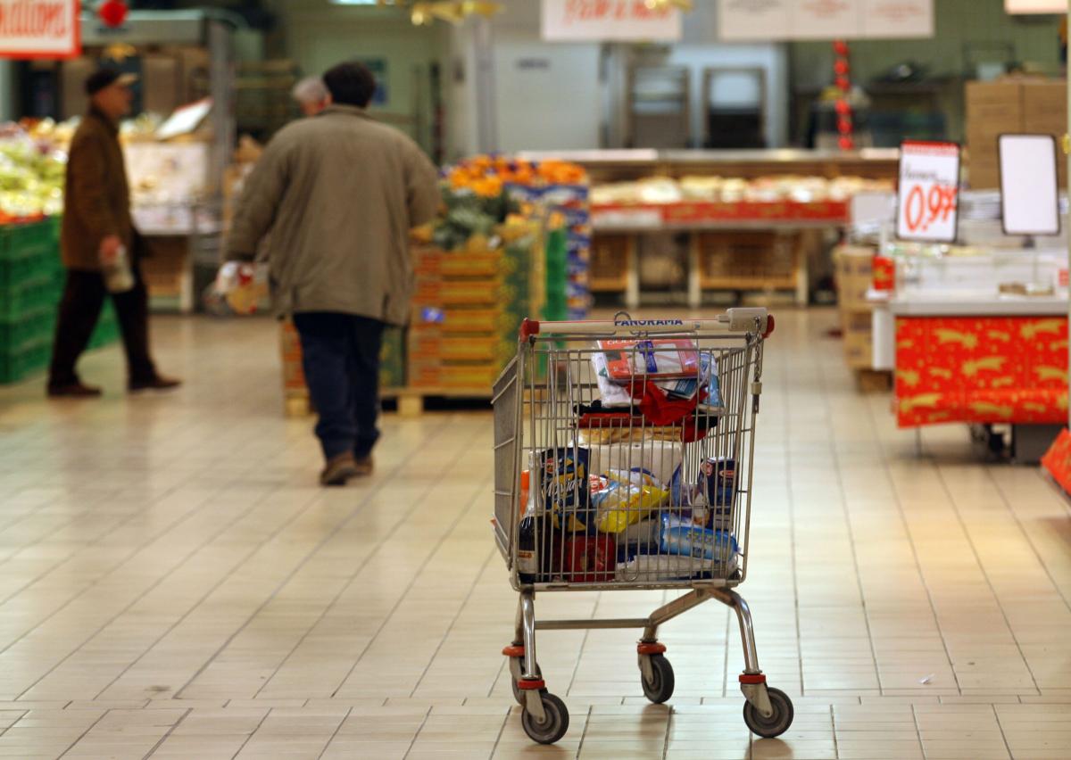 Effetto inflazione, l’analisi sulla spesa degli italiani: più spesso al supermercato ma il carrello è più vuoto