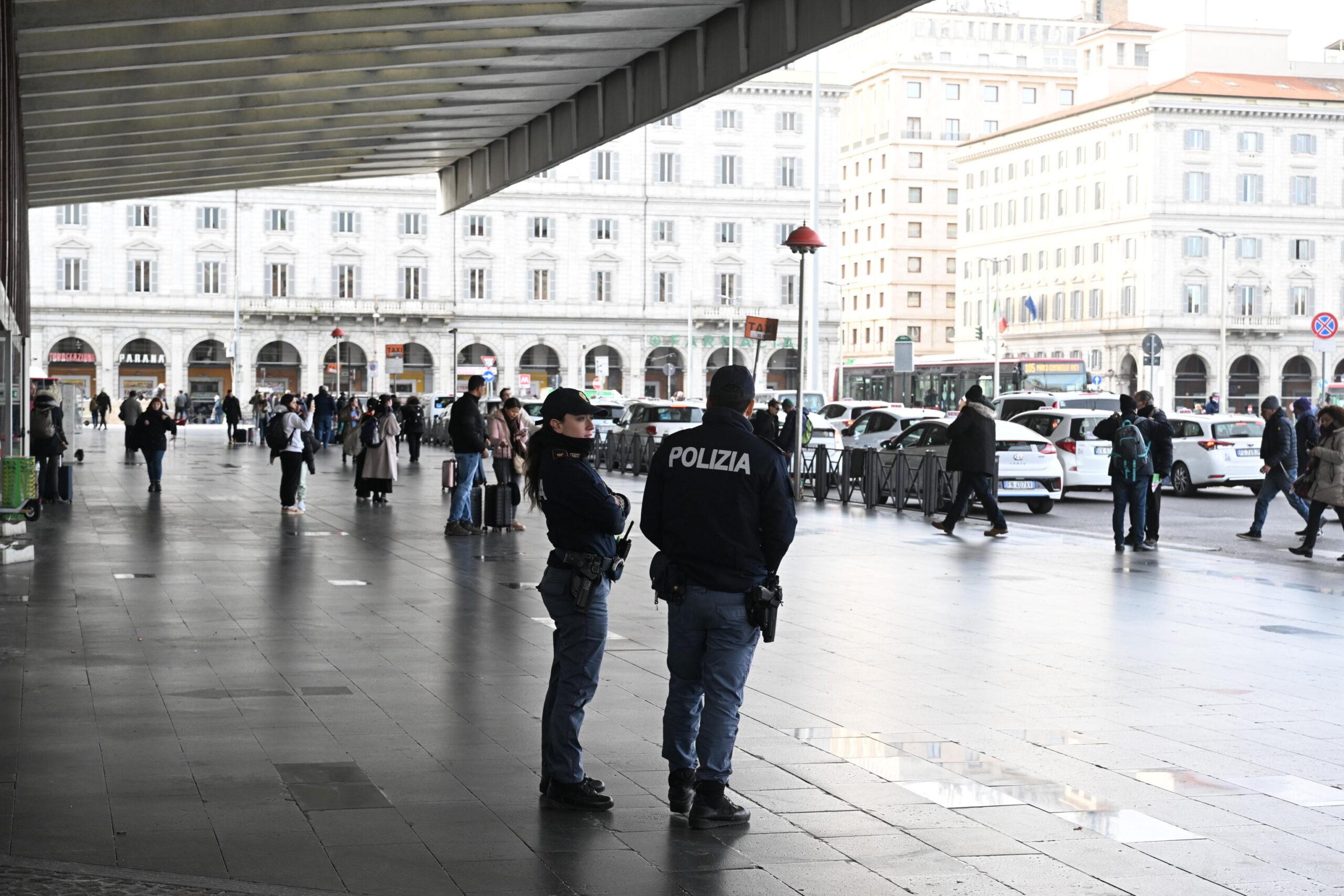 Roma, stazione Termini: picchiato e rapinato turista marocchino, 2 denunciati