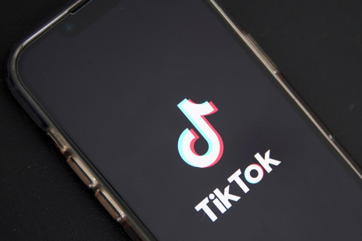 Assurdo! Studenti in diretta su TikTok durante la lezione mentre il…