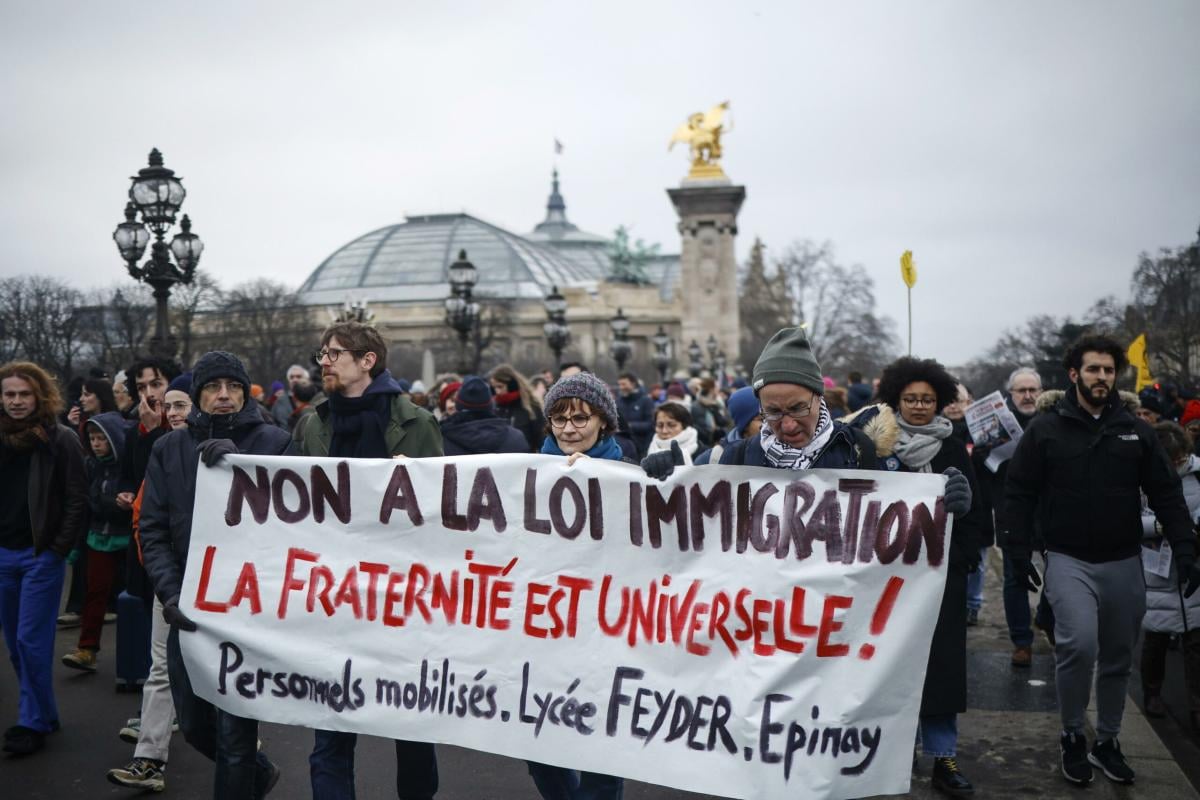 Francia, il Consiglio Costituzionale respinge più di un terzo del testo della legge sull’immigrazione