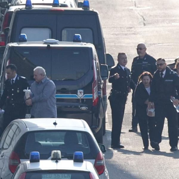 Strage di Erba, inizia l’udienza per la revisione del processo. La difesa di Olindo e Rosa: “L’inchiesta è piena di confusione ed errori ripetuti”