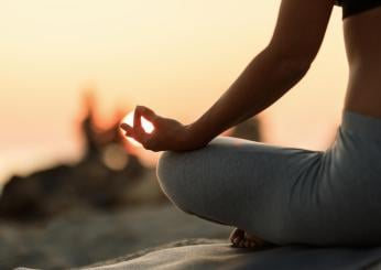 Che cos’è lo yoga della sedia? Esercizi e benefici