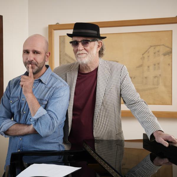 Checco Zalone e Francesco De Gregori presentano “Pastiche” a Milano: “Non volevamo lo scoop, ma fare musica”, e lo show è assicurato | FOTO