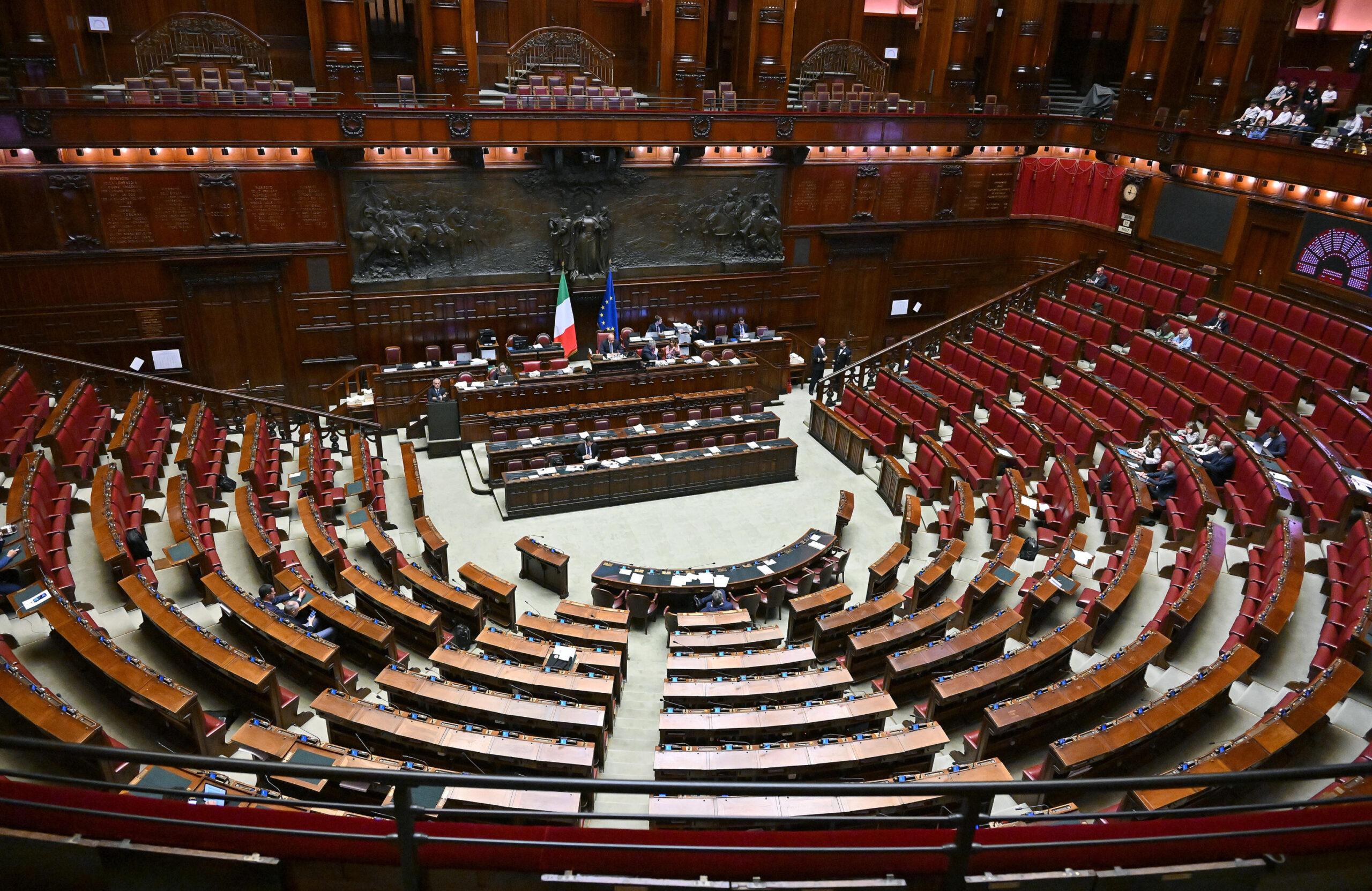 Scostamento DEF approvato nonostante le tribolazioni: scintille in aula tra maggioranza ed opposizione