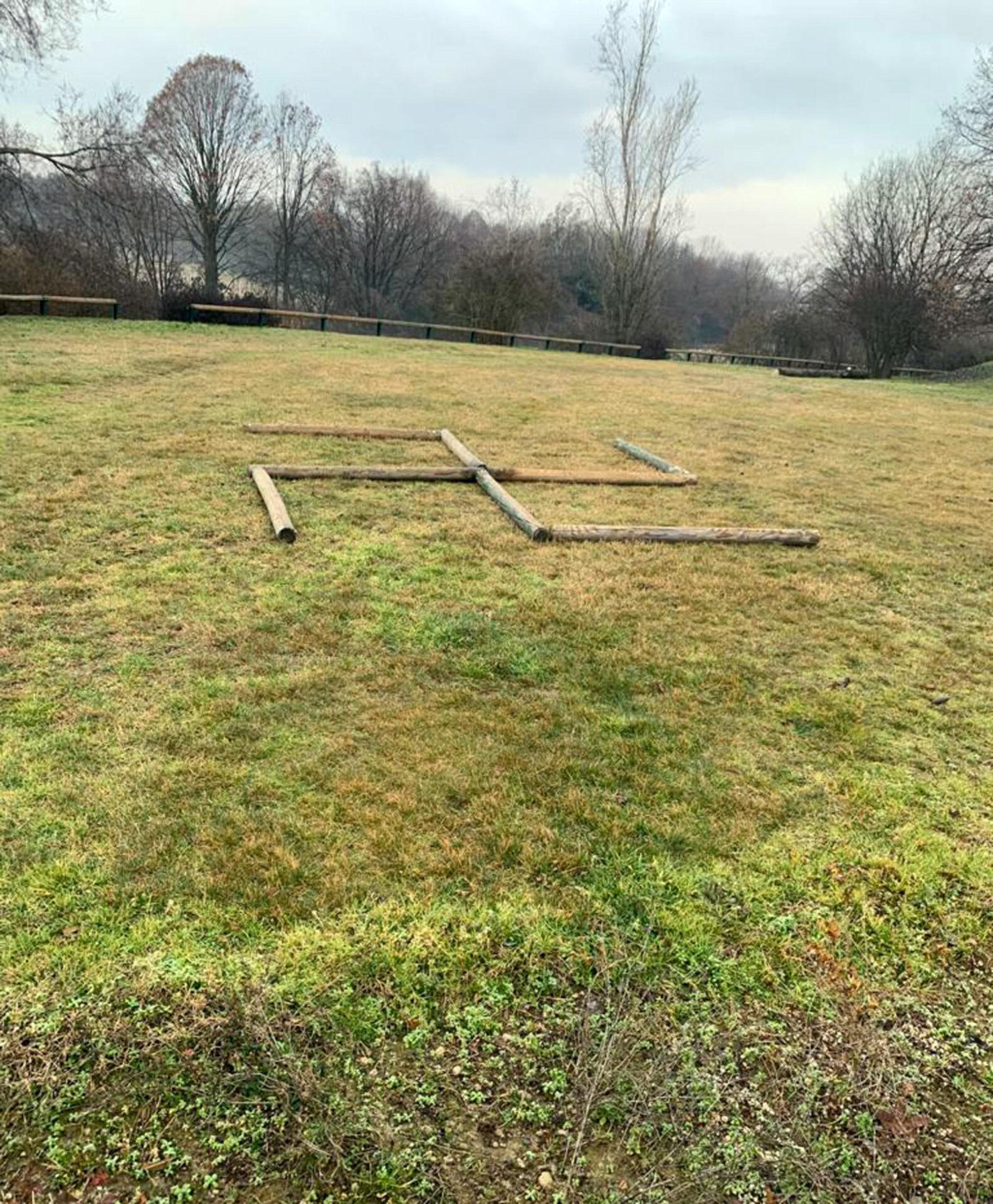 Milano, svastica al Parco Nord: “Gravissima provocazione di stampo fascista”