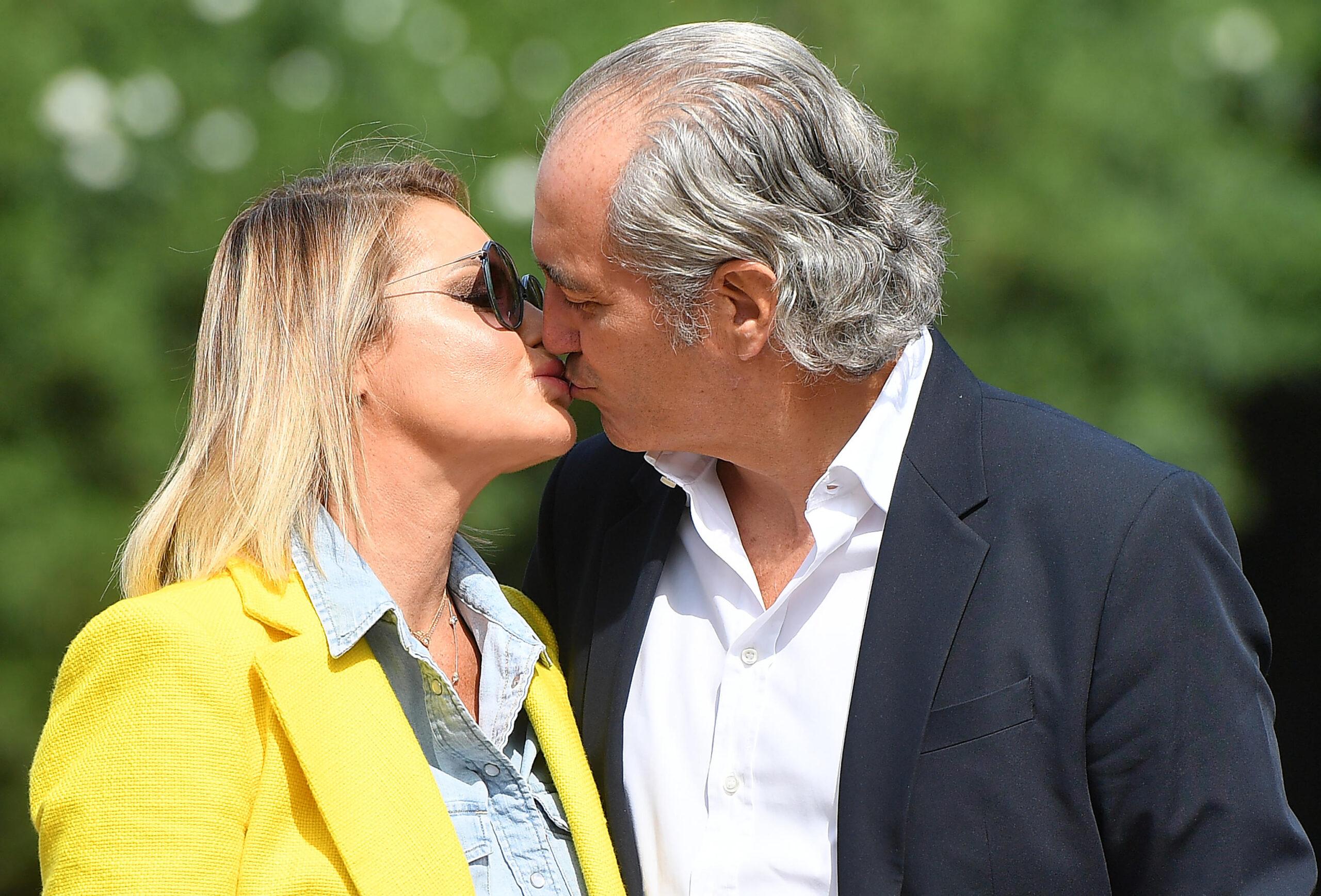 Simona Ventura e Giovanni Terzi si sposano: “Abbiamo fissato la data”. I dettagli sulle nozze