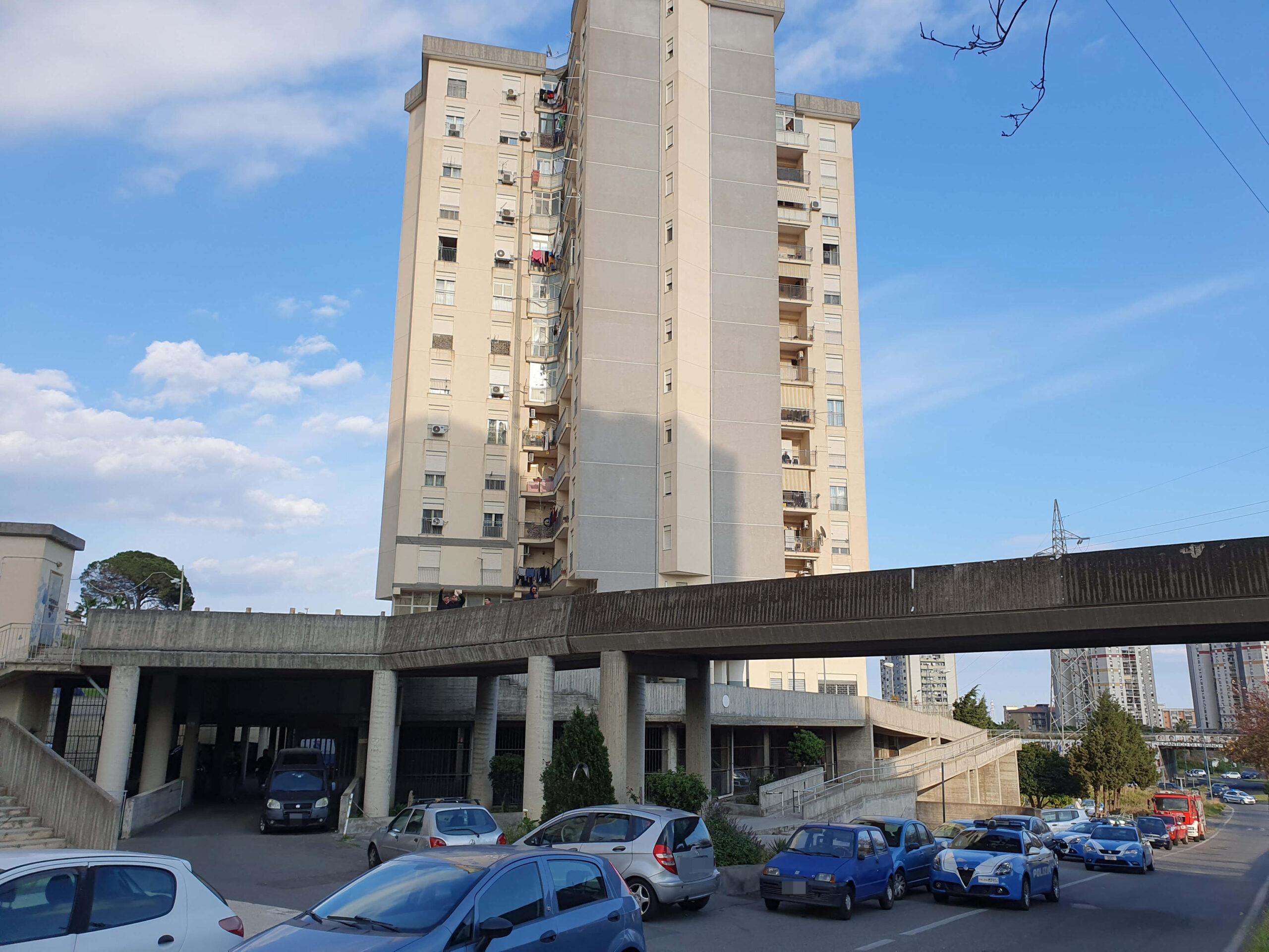 Catania, si barrica in casa e spara dal balcone. In serata arriva la resa