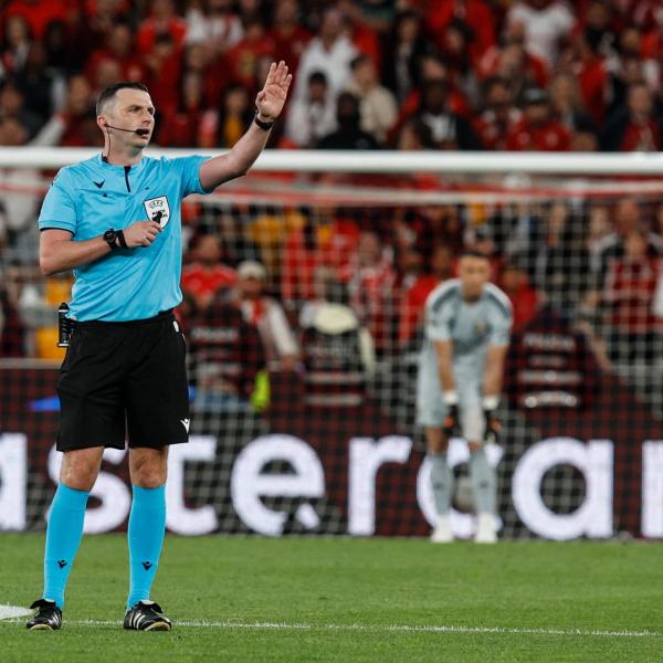 Chi è Michael Oliver, l’arbitro di Roma-Bayer Leverkusen