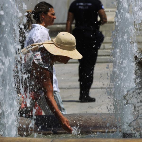 Il caldo provoca diarrea, ipertensione e mal di testa: gli effetti delle alte temperature sulla salute e sul corpo