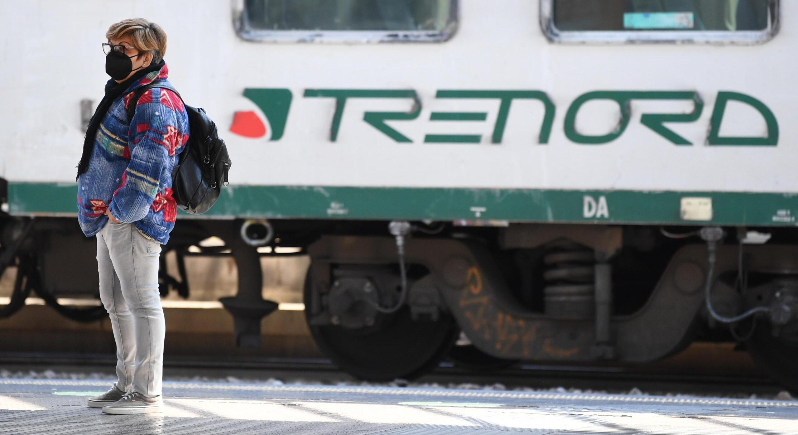 Milano, un uomo è investito da un treno alla stazione di Rogoredo: morto