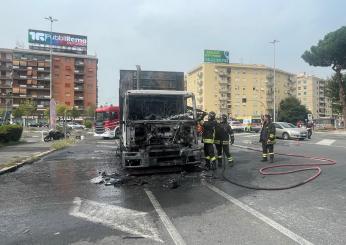 Roma, esplosione e incendio in zona Subaugusta: coinvolto un mezzo dell’AMA, alta nube tossica sopra i palazzi | Esclusiva Foto-Video