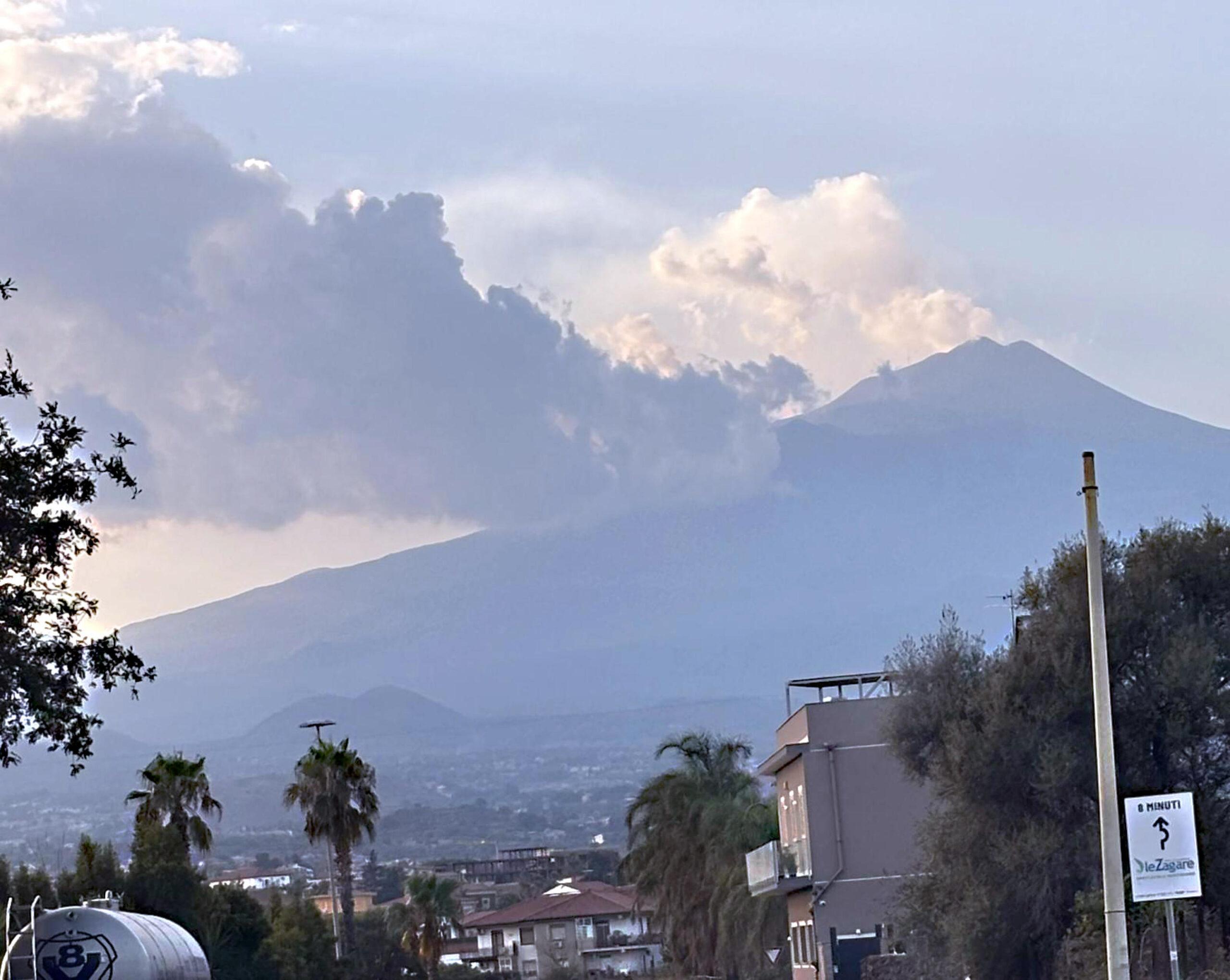 L’aeroporto di Catania è aperto o chiuso? Voli ridotti a causa dell’eruzione dell’Etna | VIDEO