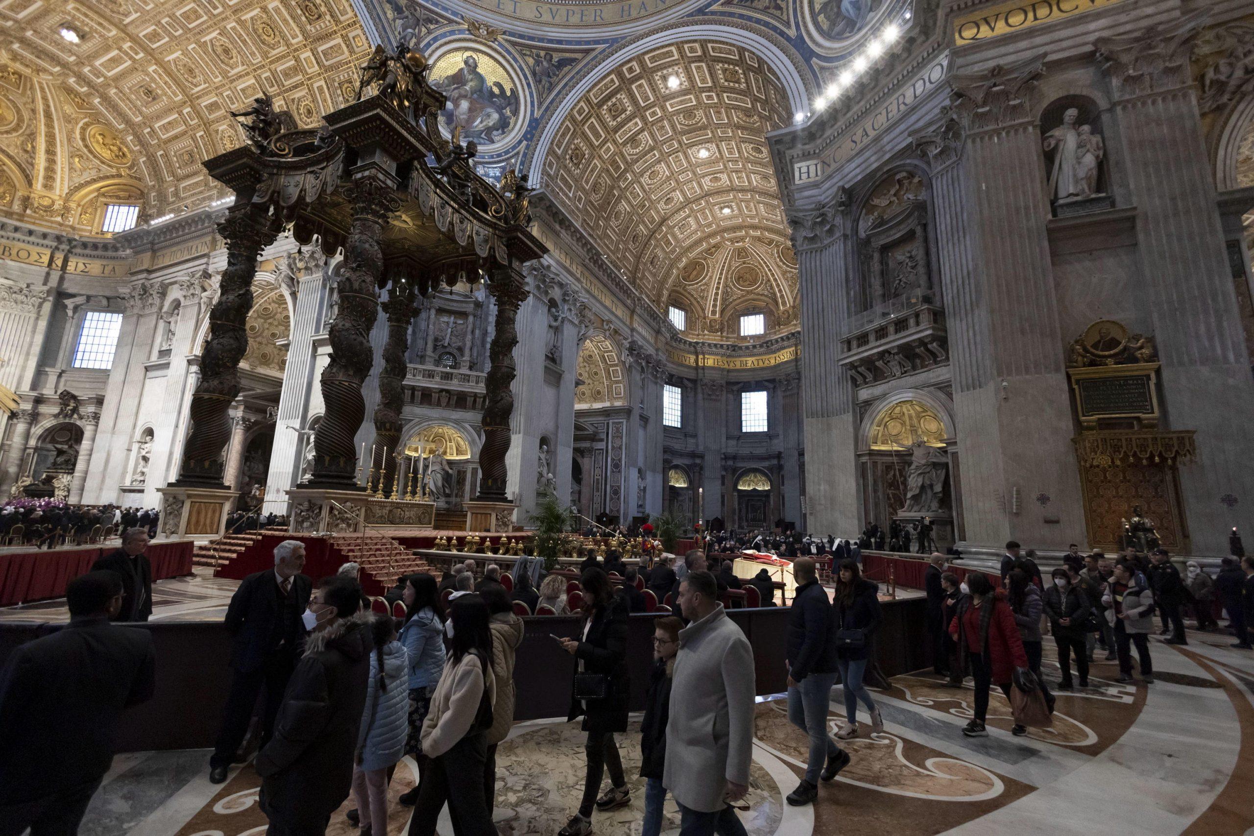 Fedeli in fila a San Pietro per l’ultimo saluto a Joseph Ratzinger