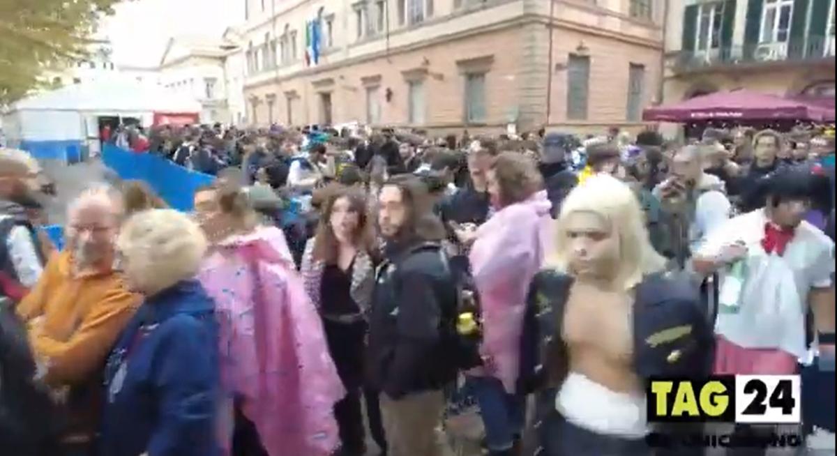 Lucca Comics: la lunga fila sotto la pioggia. E Mashima “supera” Ze…