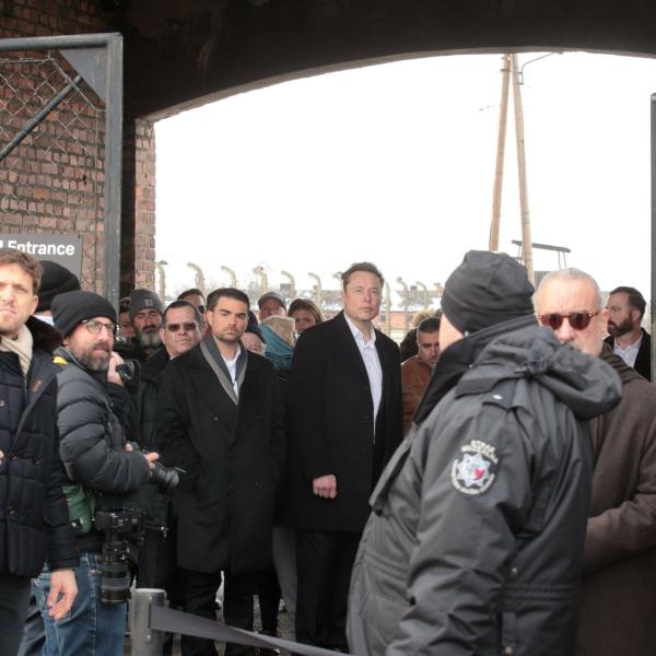 Dopo le strane posizioni sull’antisemitismo, Elon Musk in visita ad Auschwitz