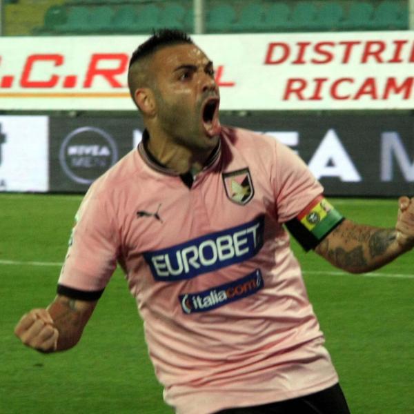 Il fratello di Fabrizio Miccoli furibondo contro Luca Toni: “Tu più bravo? Sei l’anti calcio. Paragonarti a lui è un sacrilegio, vergognati” | VIDEO