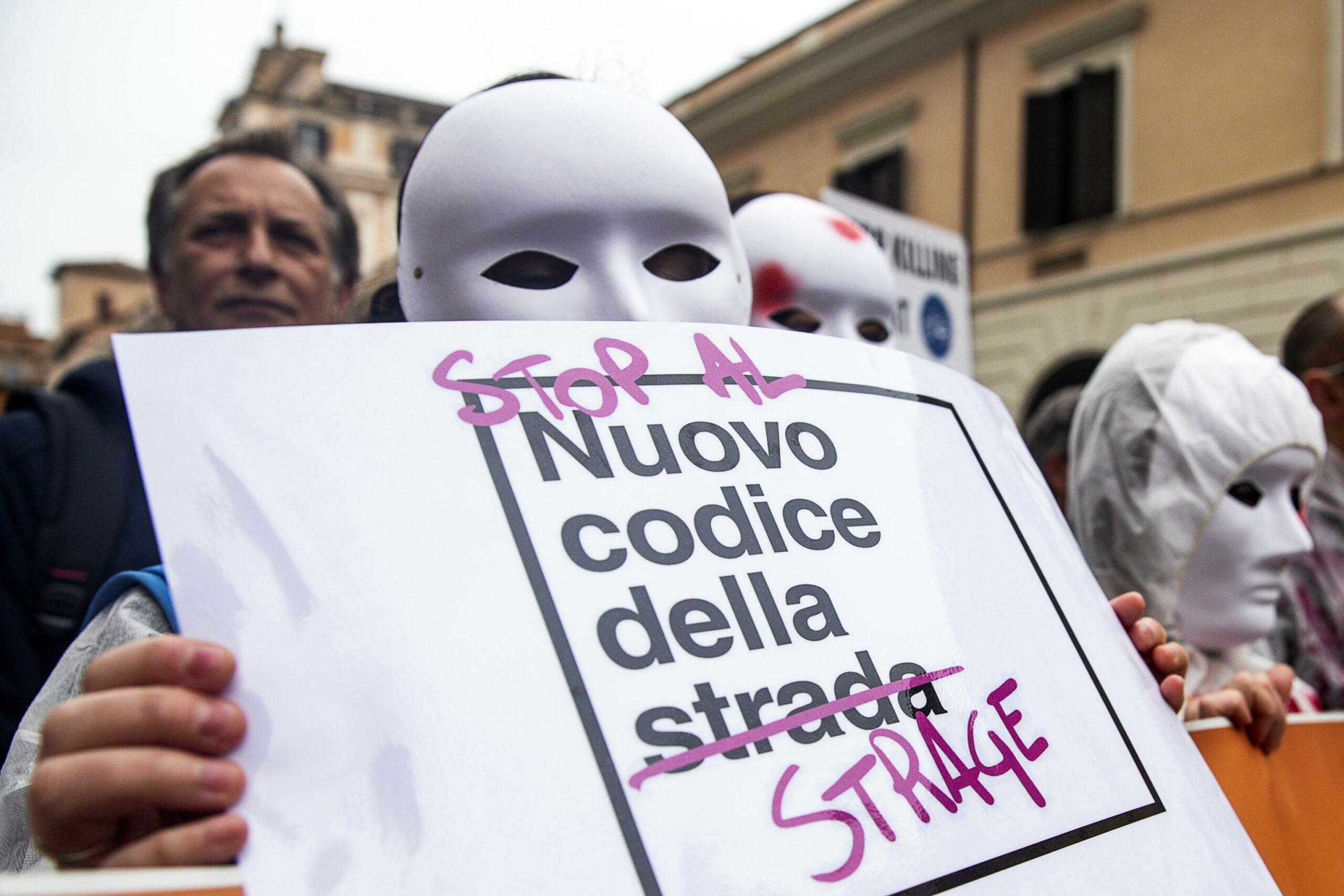 Codice della strada, le novità scatenano le polemiche social: “Sarà codice della strage”